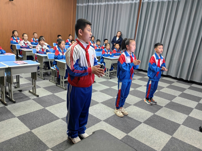 4.学生们与老师展开课上互动.jpg