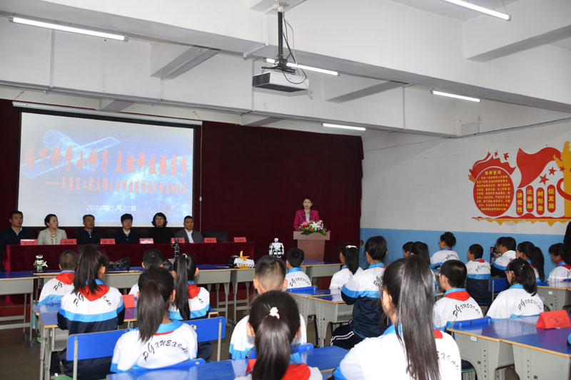 图片一：平岗学校党支部书记、校长孙海军致热情洋溢的欢迎辞.jpg