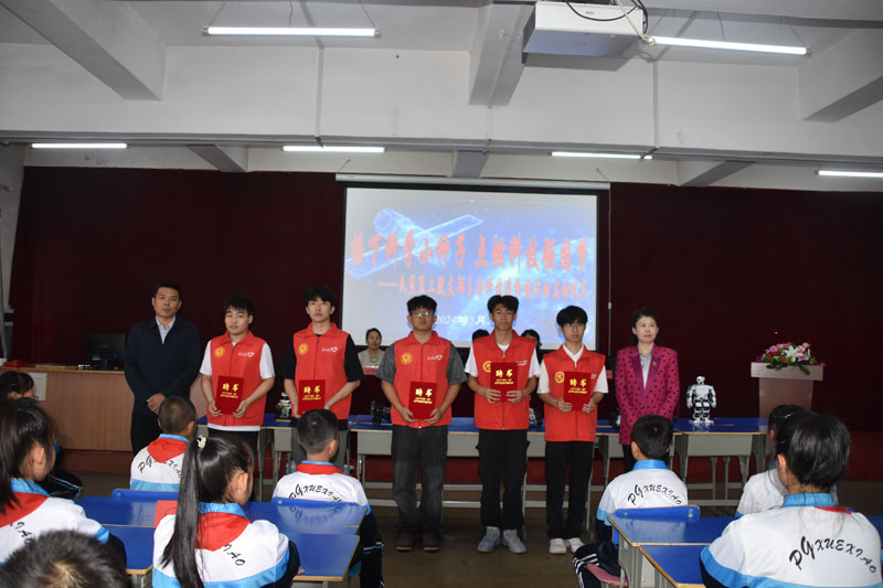 图片二：平岗学校聘请黑工院的五名大学生志愿者为校外科技辅导员.jpg