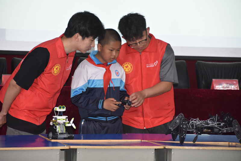 图片三：学生近距离感受科技的魅力和乐趣.jpg