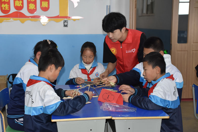 图片四：校外科技辅导员指导孩子们分组开展智能垃圾筒现场制作比赛.jpg