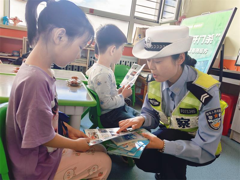 图片3：发放宣传手册.jpg