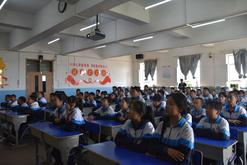图片三：同学们认真聆听、积极互动.jpg