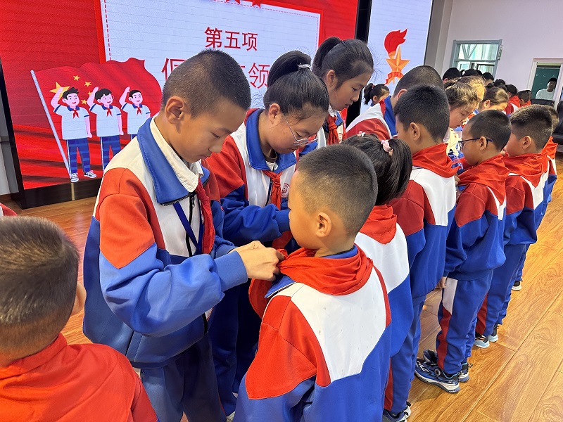 佩戴红领巾2.jpg
