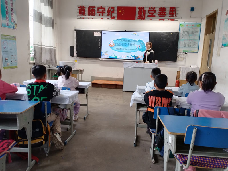 图片一：学校召开防踩踏应急演练班会.jpg