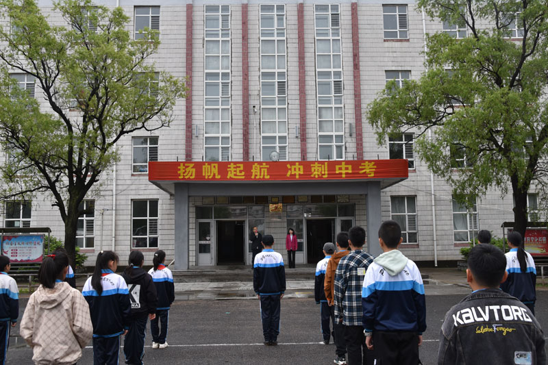 图片三：副校长高源对学生进行了防踩踏安全教育.jpg