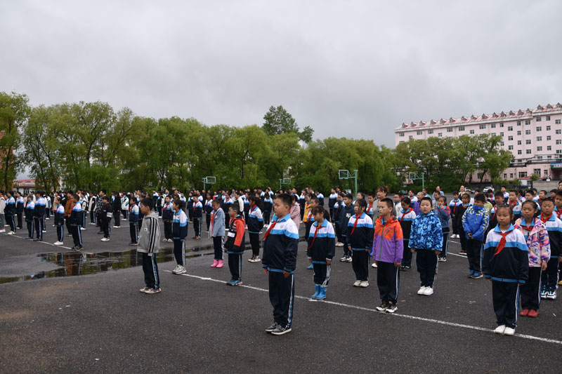 图片四：演练帮助学生深入的了解防踩踏安全自救常识.jpg