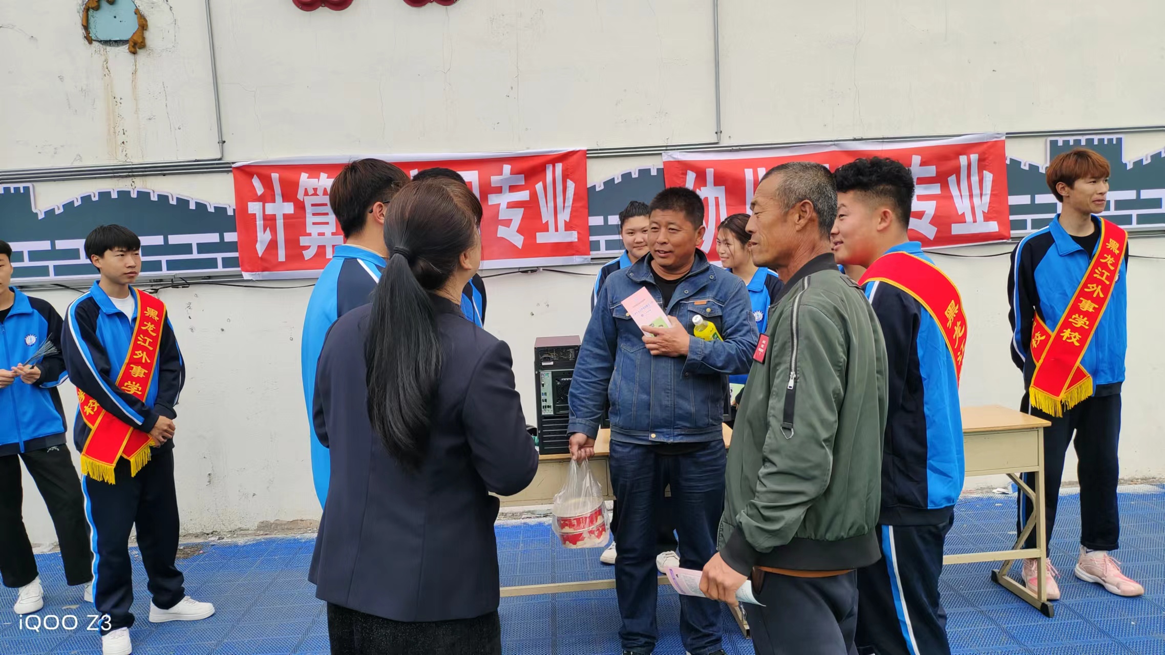 学生为居民答疑.jpg
