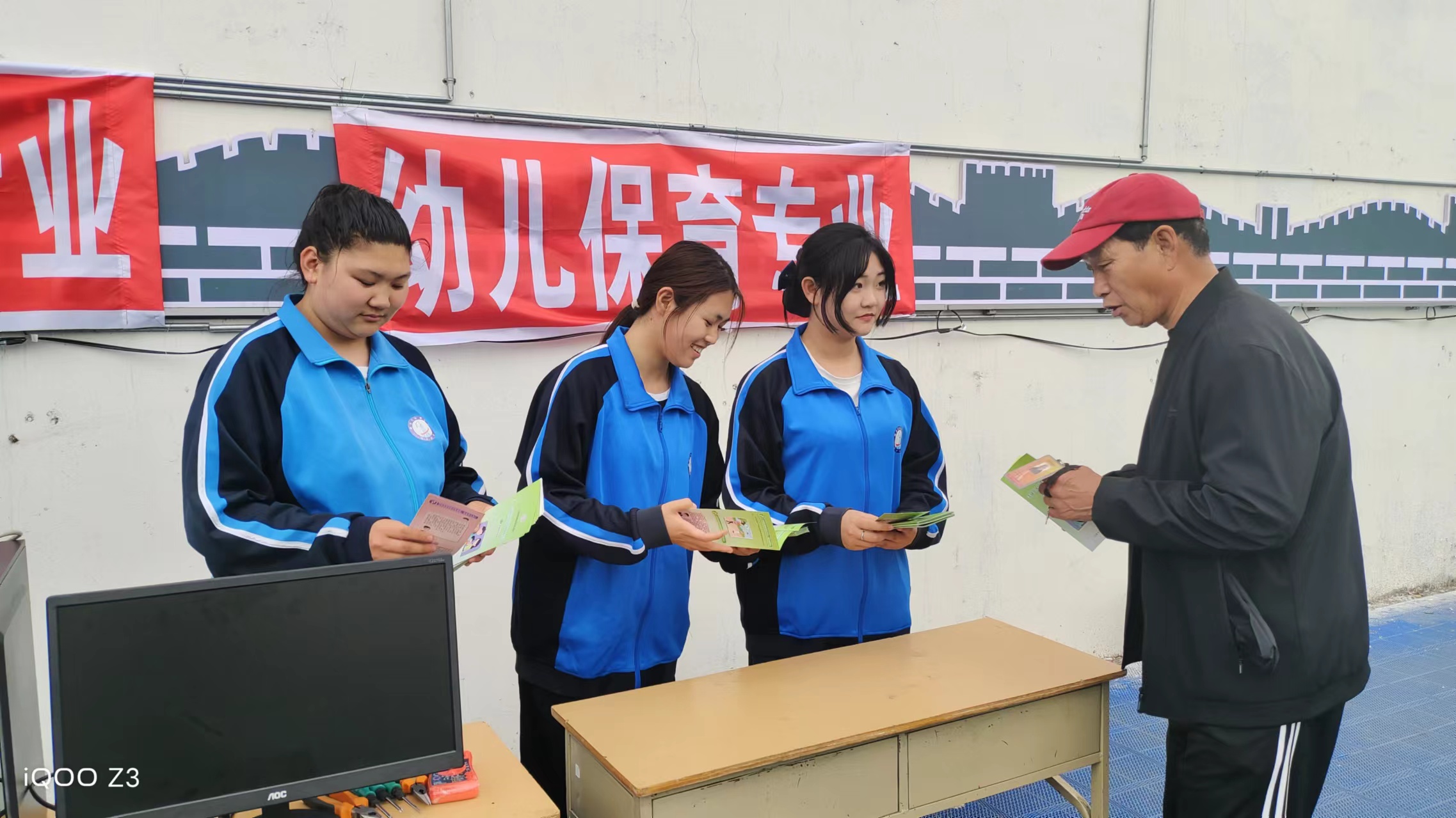 学生为居民宣传.jpg
