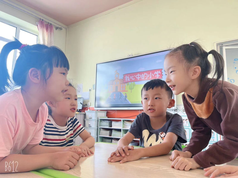 图片2：幼儿讨论心中的小学.jpg
