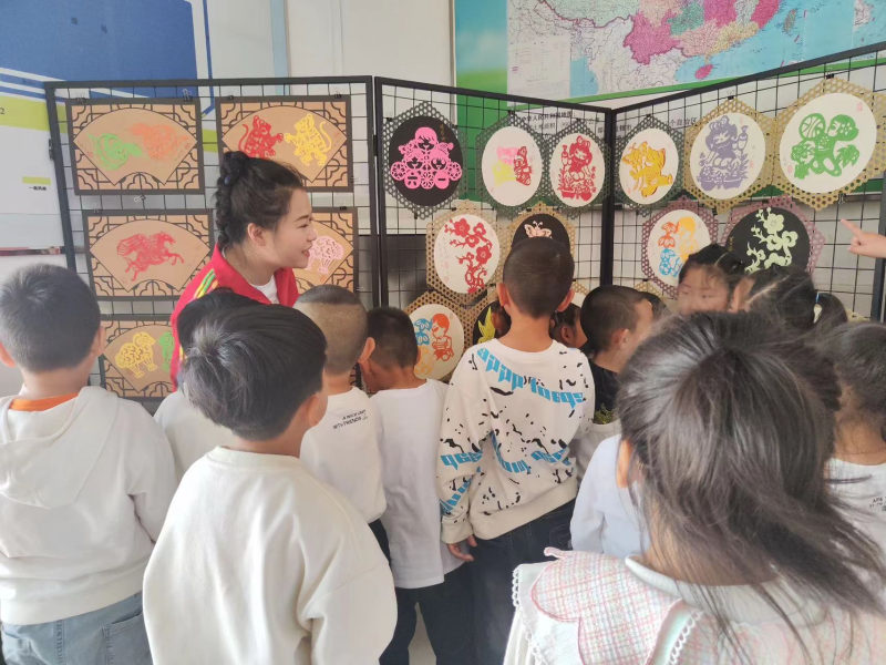 图片3：幼儿参观艺术作品展.jpg