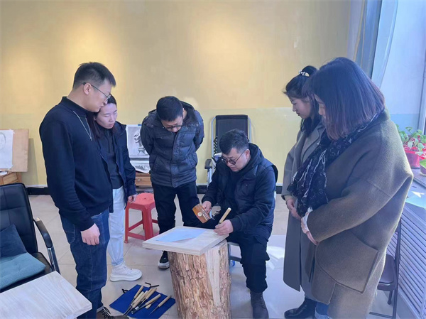 图二 曾长江老师示范刻字技法.jpg