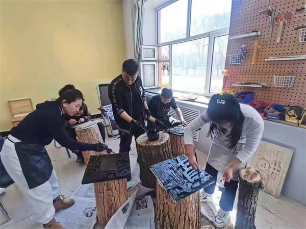 图三 辅导二中教师作品上色.jpg