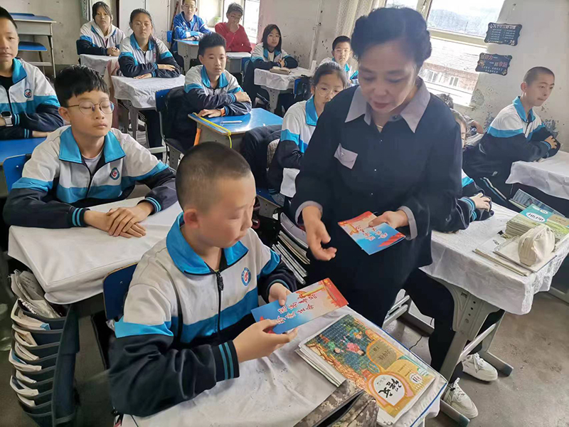 图片二：禁毒宣传进校园 共筑青春“防毒墙”.jpg