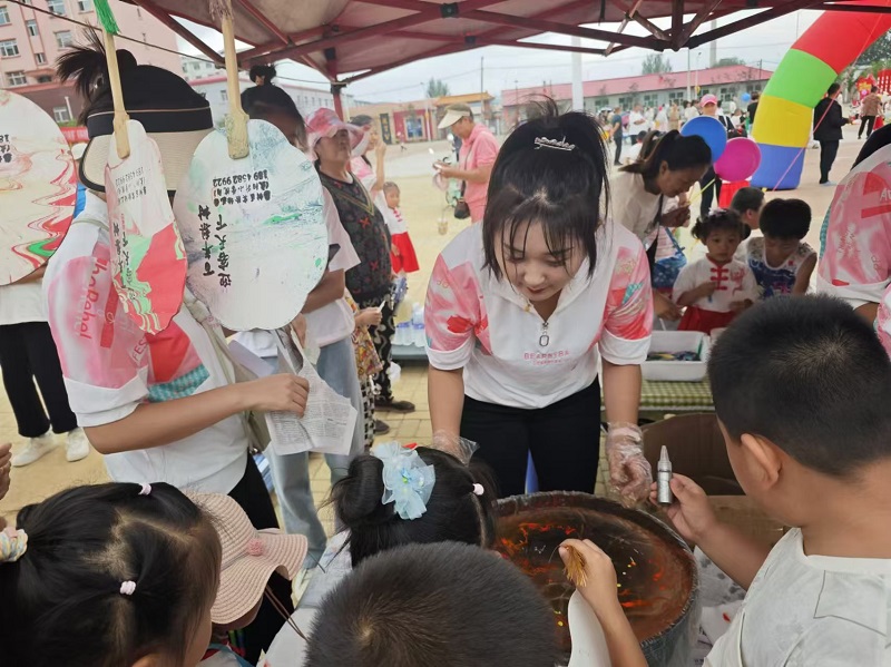 图片4：师幼现场制作漆扇.jpg