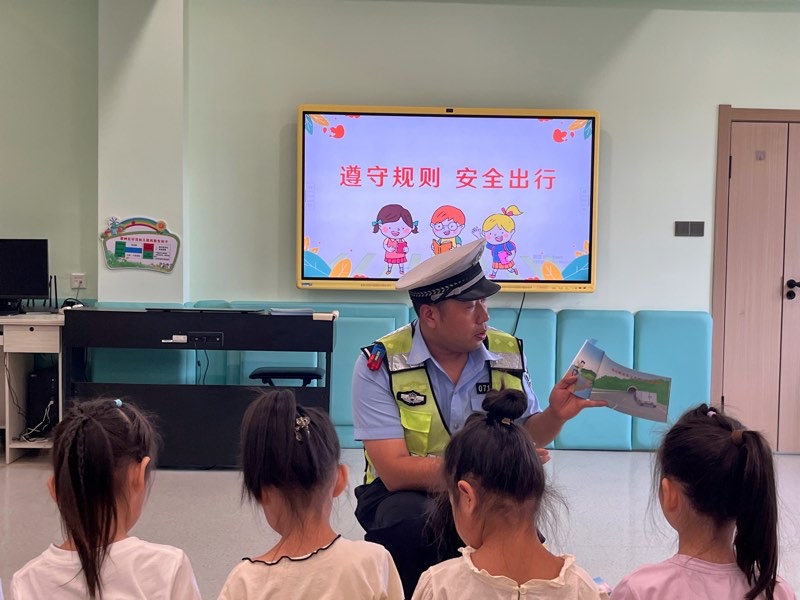 图片3：讲解宣传手册.jpg