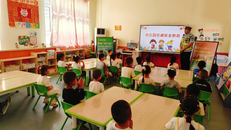 图片1 交警向幼儿传授交通安全知识.jpg