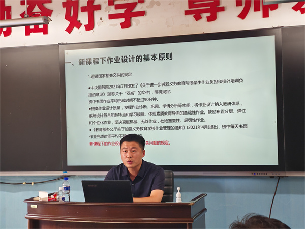 图4：翟常玉老师讲座.jpg