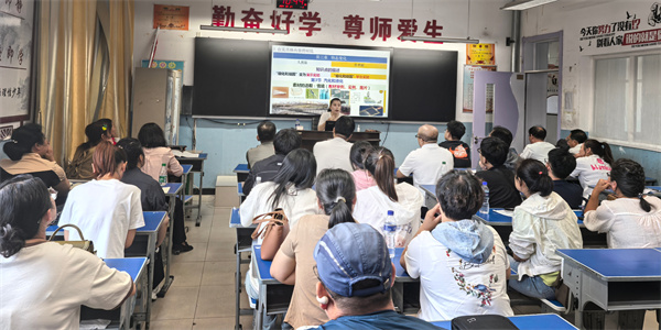图6：与会人员报道3.jpg
