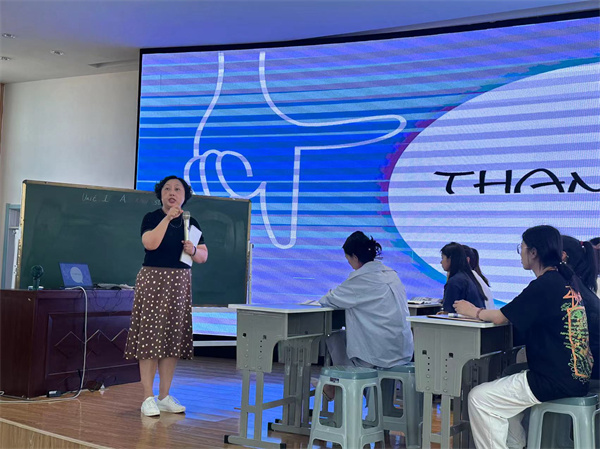 7.省教师发展学院于海艳主任的精彩评课.jpg