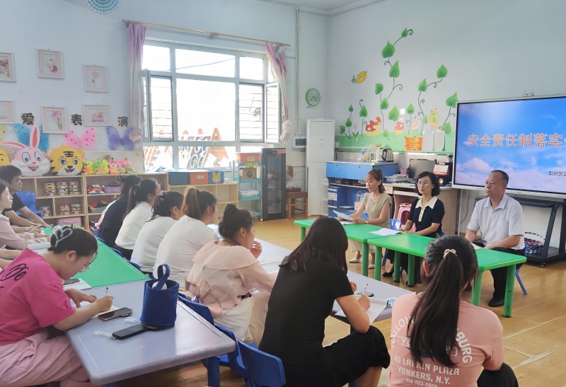 图片一：园长作新学期工作报告.jpg
