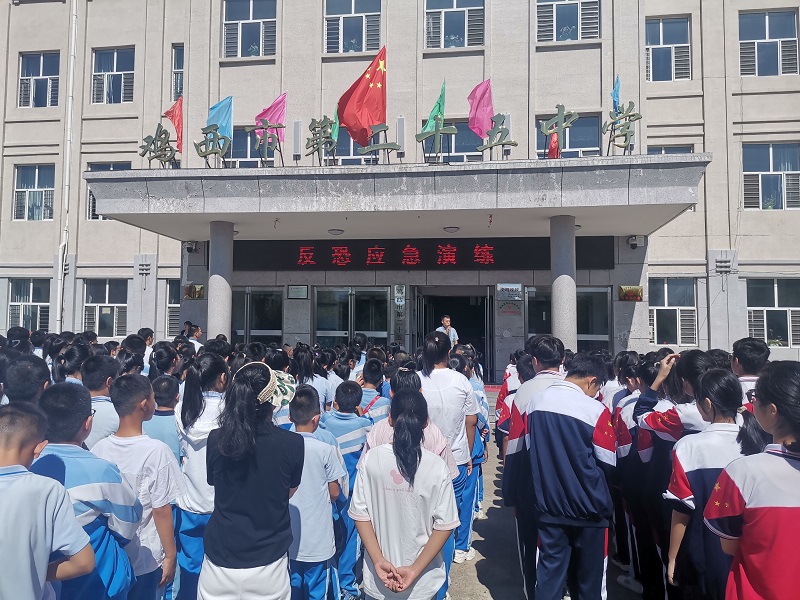 图片一：利用中午入楼时间讲解反恐知识和本次演练的程序.jpg