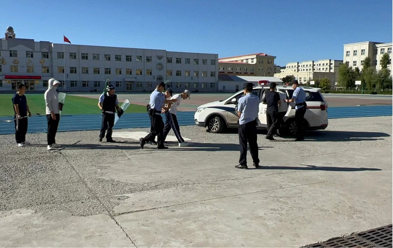 图片四：在公安人员配合下，制服暴徒.jpg