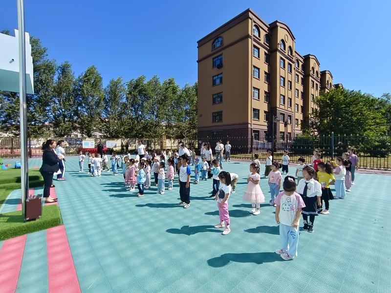 园长进行国旗下讲话(1).jpg