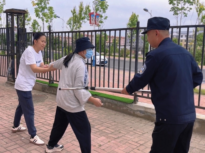 图片2：安保小组与“歹徒”搏斗.jpg