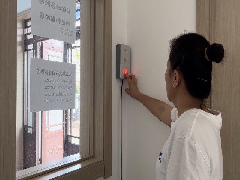 图片3：安保人员开启一键报警装置.jpg