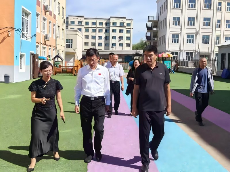 图片二区领导一行深入、细致地察看园所环境.jpg