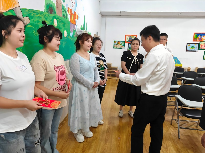 图片一区领导慰问辛勤耕耘在教育一线的教师们.jpg