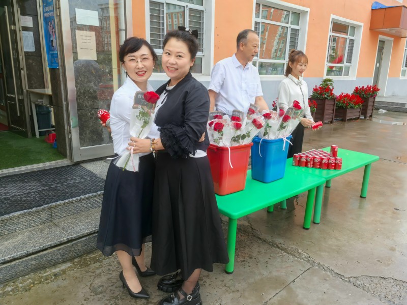图片三园领导为老师送去节日的祝福.jpg