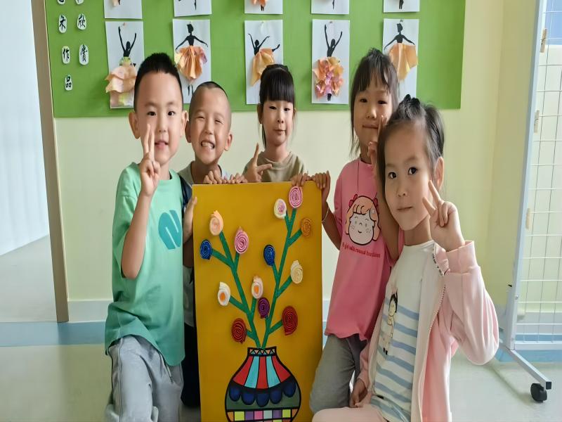 图片三：孩子们制作了漂亮的花.jpg