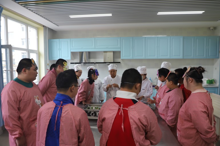 2.手工月饼制作授课中.jpg