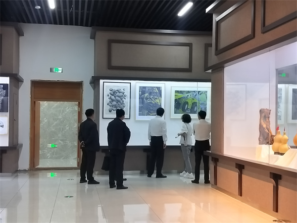 2、孙成坤市长、栾伟忠副局长参观画展.jpg