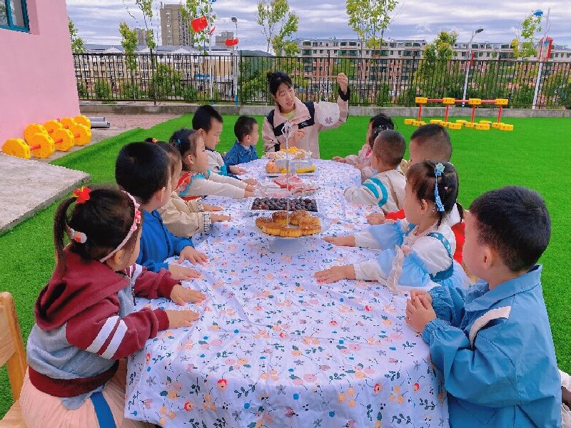 图片一：老师给幼儿讲关于中秋节的故事.jpg