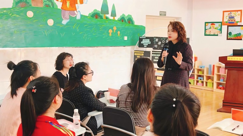 4名园长工作室主持人冯玉环主持研讨.jpg