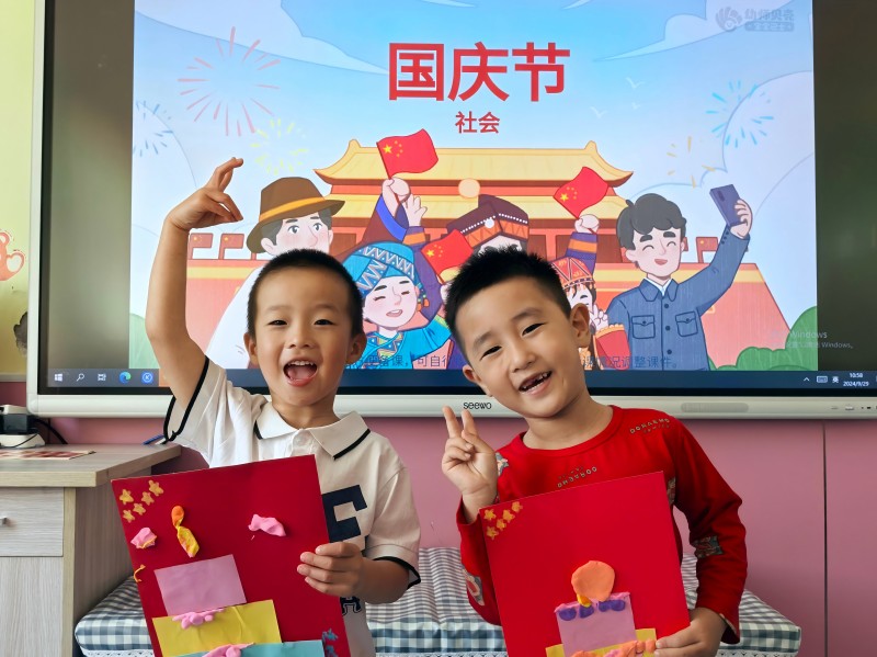 1做手工为祖国庆生.jpg