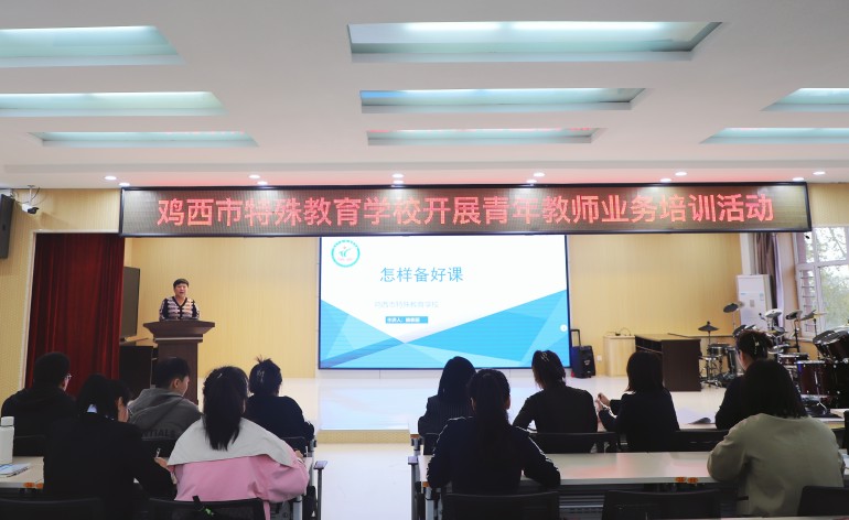 1.书记校长魏春丽讲解如何备课.jpg