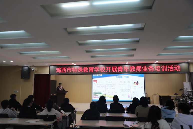 3.魏书记对《春雨“沙沙”》一课进行剖析.jpg