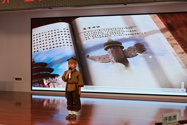 1.小选手演绎愚公移山的故事.JPG