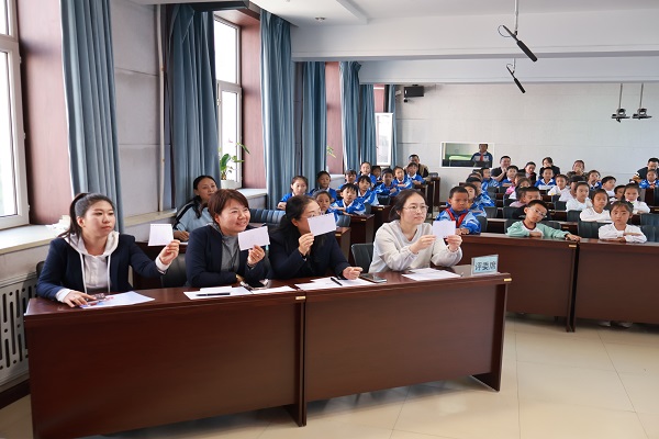 2.评委为每名小选手现场打分.JPG