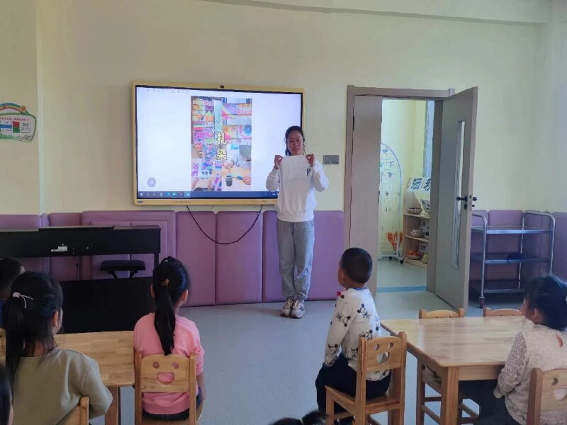 图片一：幼儿初步了解扎染艺术.jpg