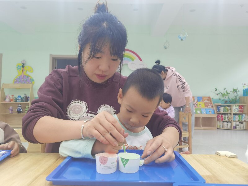 图片三：孩子们探索扎染的玩法和用处.jpeg