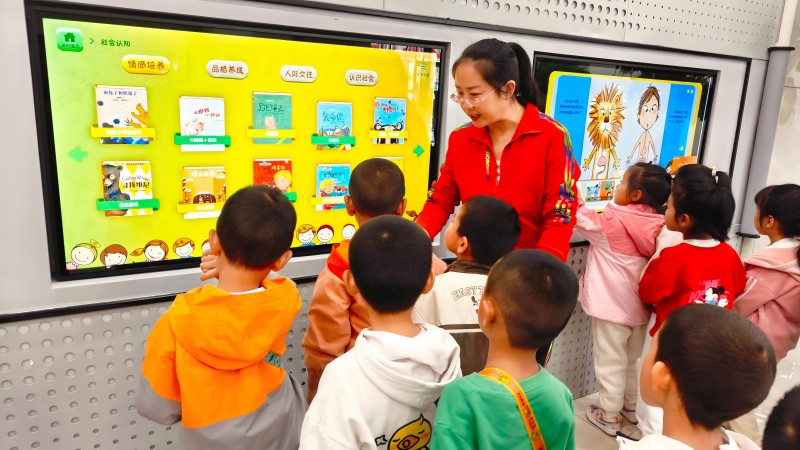 图3老师带领幼儿阅读电子书籍.jpg