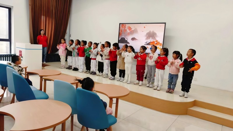 图片4：幼儿在图书馆报告厅表演古诗.jpg
