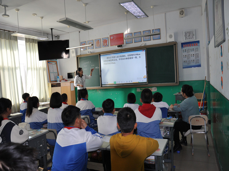 1六年级数学教师授课中.jpg