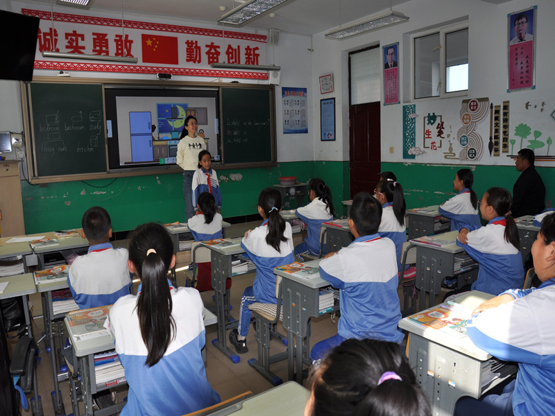 2四年级英语教师授课中.jpg