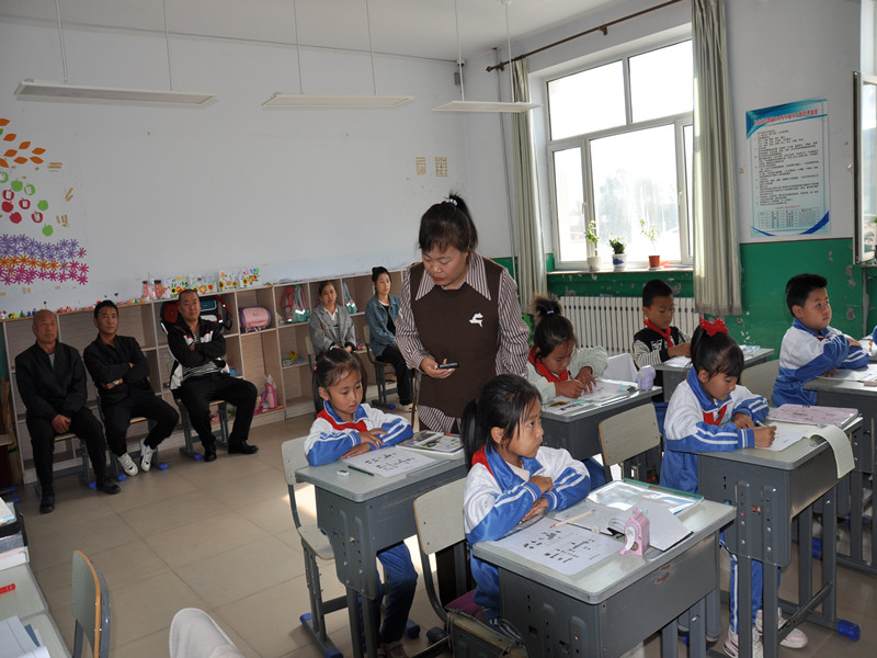 3二年级数学教师授课中.jpg